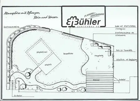 Gartenplan mit einem Pool und einem Brunnen, umgeben von Blumenbeeten und Wegen.
